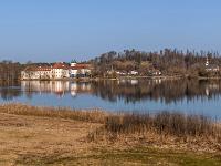 Ausblick über den Klostersee zu Kloster Seeon und Kirche Zu unserer Lieben Frau